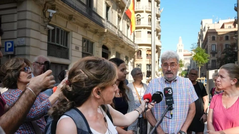 El sindicalista Carlos Vallejo atiende a los medios ante la comisaria de Via Laietana de Barcelona, a 11 de octubre de 2023.