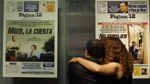 "40 años de democracia. 40 portadas de 'Página 12'", la exposición sobre el diario argentino que se ha inaugurado en Madrid