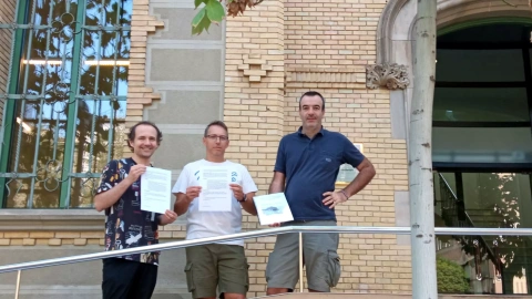 Membres de Salvem Cal Macià mostren el recurs d'alçada davant dels Serveis Territorials de Cultura de Lleida