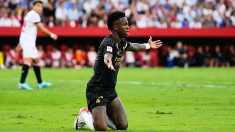 El futbolista brasileño Vinicius Jr. durante el partido del Real Madrid contra el Sevilla, en Sevilla, a 21 de octubre de 2023.