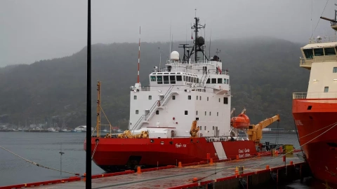 Barco de la Guardia Costera Canadiense (CCGS) Terry Fox preparándose para partir en apoyo de la búsqueda del sumergible desaparecido OceanGate Expeditions