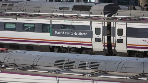 Un tren de cercanías en la estación de Almudena Grandes-Atocha Cercanías, a 5 de abril de 2023