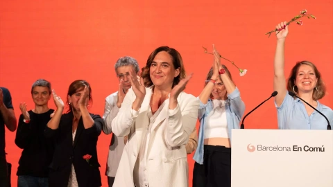 La alcaldesa de Barcelona y candidata de BComú a la reelección, Ada Colau, aplaude durante el seguimiento de la jornada electoral en la sede de BComú, a 28 de mayo de 2023, en Barcelona, Cataluña (España).
