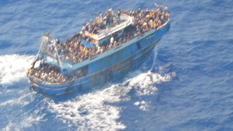 Imagen del pesquero naufragado con cientos de migrantes a bordo, fotografiado por un helicóptero de la Guardia Costera Grecia el martes 13 de junio antes de hundirse en aguas del Mar Jónico.