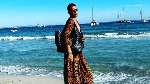 El exfutbolista Joaquín Sánchez posa con un bolsa en una playa de Ibiza.