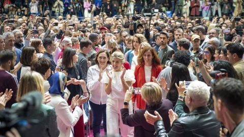 Yolanda Díaz, acompañada de Ada Colau y Mónica García