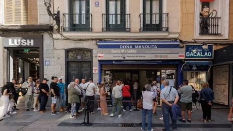 30/10/2023 - Varias personas hacen cola para comprar en la administración de loterías Doña Manolita, a 20 de septiembre de 2023, en Madrid (España).