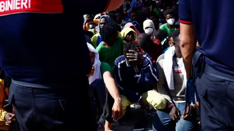 Migrantes en el puerto de Lampedusa, a 15 de septiembre de 2023.