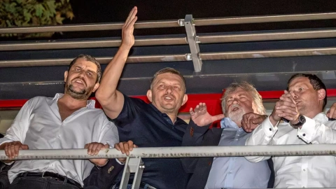 El líder del partido Smer, Robert Fico, celebra su triunfo en las elecciones de Eslovaquia, a 1 de octubre de 2023 en Bratislava