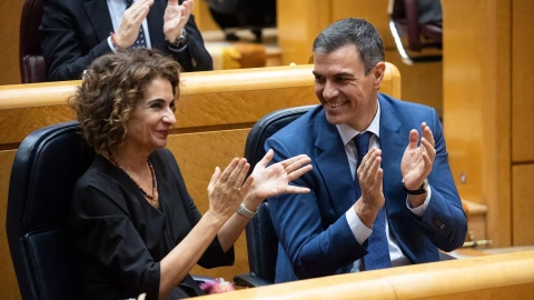 La vicepresidenta primera y ministra de Hacienda, María Jesús Montero, y el presidente del Gobierno, Pedro Sánchez, celebran la aprobación en el Congreso del decreto anticrisis.
