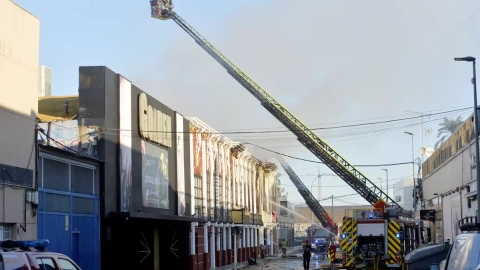 Bomberos durante las labores de extinción del incendio en las discotecas de la zona de Las Atalayas de Murcia.