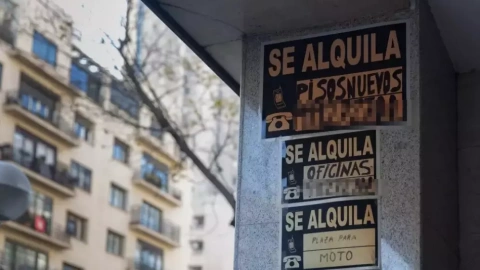 Foto de archivo cartel de 'se alquila'