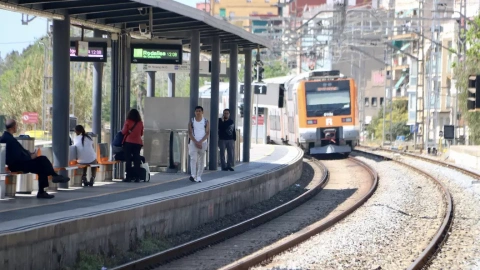 19-5-2023 Passatgers esperant a l'andana l'arribada d'un tren a l'estació de Rodalies de Gavà