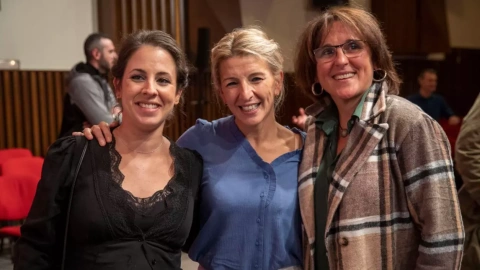 30/12/23 De izquierda a derecha, la excoordinadora de Esquerda Unida en A Coruña, Carmen Armada; la líder de Sumar, Yolanda Díaz, y la portavoz de Podemos y candidada de esa formación a la Xunta, Isabel Faraldo / Foto: Podemos