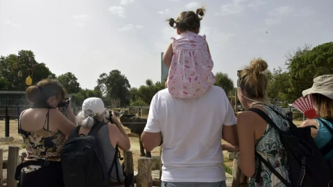 Imagen de archivo de una madre y un padre ejerciendo la crianza de su hija pequeña.