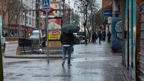 21/02/2024 Un hombre se protege de la lluvia con un paraguas en Madrid, a 9 de febrero de 2024.
