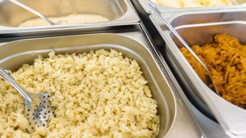 Bandeja con comida en un comedor (Archivo)