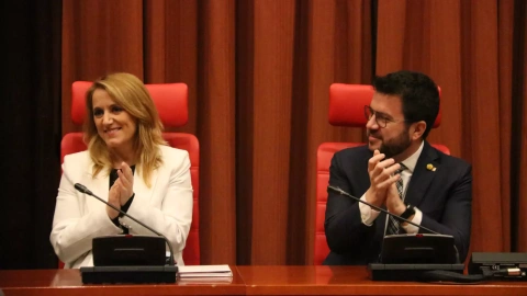 La consellera d'Economia i Hisenda, Natàlia Mas, amb el president de la Generalitat, Pere Aragonès, aplaudint.