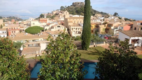 05/12/2023 - Vista general de Begur, al Baix Empordà.