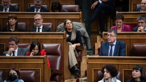 Míriam Nogueras, portavoz de Junts per Catalunya en el Congreso de los diputados, rodeada de otros parlamentarios durante la sesión de investidura. Alejandro Martínez Vélez / Europa Press