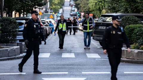 Agentes de Policía Nacional y Municipal en la zona donde se disparó al exlíder del Partido Popular de Cataluña y cofundador de Vox, Alejo Vidal-Quadras, a 9 de noviembre de 2023, en Madrid.