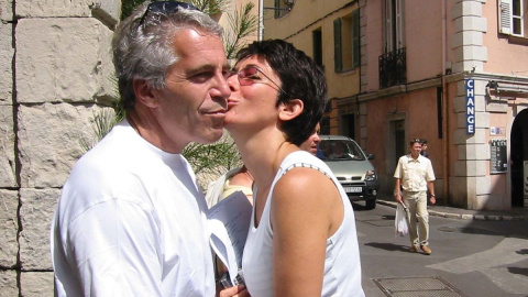 Imagen de archivo de Ghislaine Maxwell besando en la mejilla al financiero estadounidense Jeffrey Epstein.