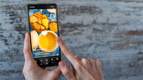 Una persona mirant una recepta de cuina a la xarxa social Instagram