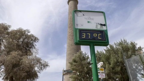 Un termómetro a 37 grados junto al faro de la playa de Maspalomas, Gran Canaria, el 4 de octubre de 2023.
