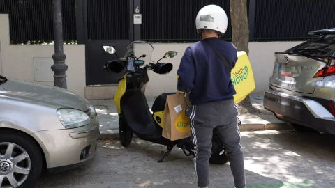 Un repartidor lleva comida al domicilio. E.P./José Ramón Hernando