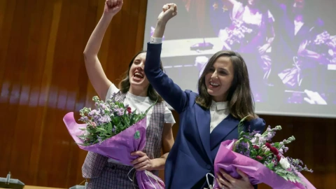 Ione Belarra (d) e Irene Montero, tras asistir al traspaso de cartera de los ministerios de Igualdad e Infancia y Juventud, este martes en Madrid. EFE/Juan Carlos Hidalgo