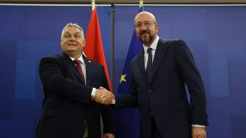 El primer ministro de Hungría, Viktor Orbán, saluda al presidente del Consejo Europeo, Charles Michel, a 13 de diciembre de 2023.