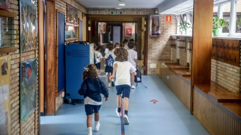 Varios niños en el hall del colegio Virgen de Europa durante el primer día de clase del curso 2021-22, a 6 de septiembre de 2021, en Boadilla del Monte, Madrid (España).