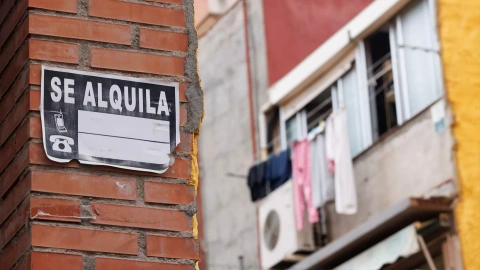 Un cartel de 'Se Alquila' en Madrid.