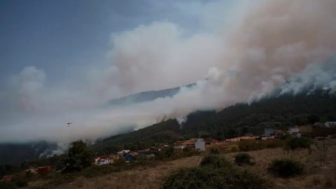 5/10/23-Helicópteros trabajan en el municipio de La Orotava, evacuado a consecuencia de la cercanía del incendio forestal que afecta a varios municipios de la isla de Tenerife, a 18 de agosto de 2023.