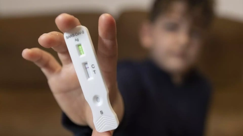 5/10/23-Un niño enseña un test de antígenos en Madrid, a 16 de enero de 2022.