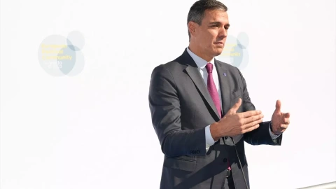 El presidente del Gobierno en funciones, Pedro Sánchez, atiende a los medios a su llegada al Palacio de Congresos de Granada para participar en la cumbre de la Comunidad Política Europea