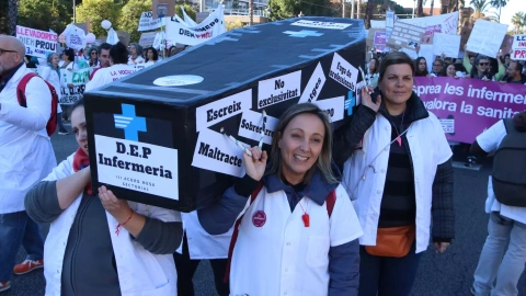 Un taüt a la capçalera de la manifestació d'infermeres a Barcelona