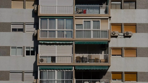 La fachada de un edificio de viviendas vista desde el mirador del Poble Sec, a 17 de mayo de 2023, en Barcelona, Catalunya.