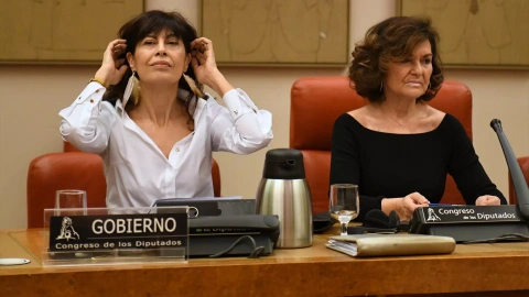 La ministra de Igualdad, Ana Redondo (i) y la diputada del PSOE y exvicepresidenta primera del Gobierno Carmen Calvo (d), durante la Comisión de Igualdad, en el Congreso de los Diputados, a 25 de enero de 2024, en Madrid (España).