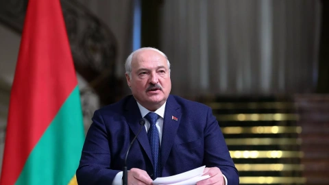 El Presidente bielorruso Alexander Lukashenko habla durante su reunión con el Presidente iraní Ebrahim Raisi, el 13 de marzo de 2023 en Teherán (Irán).