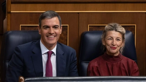 El presidente del Gobierno, Pedro Sánchez y la vicepresidenta segunda y ministra de Trabajo, Yolanda Díaz, durante una sesión de control al Gobierno, en el Congreso de los Diputados, a 20 de diciembre.