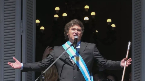 El presidente de Argentina, Javier Milei, sale al balcón de la Casa Rosada para saludar a simpatizantes, a 10 de diciembre de 2023.