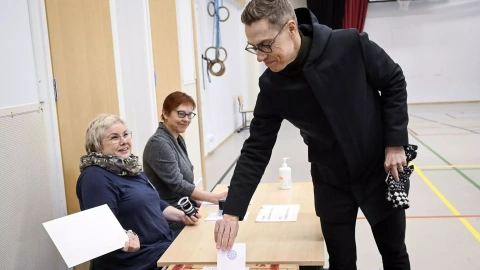 el ex primer Ministro de Finlandia y candidato presidencial del Partido de Coalición Nacional, Alexander Stubb, emite su voto en una mesa electoral durante las elecciones presidenciales de Finlandia, en Espoo, Finlandia, el 28 de enero de 2