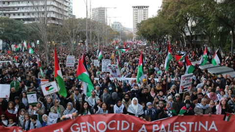 Manifestants demanant la fi de la guerra a Palestina caminant pel carrer de Tarragona de Barcelona.