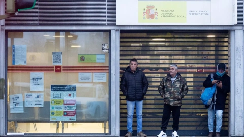 Varias personas esperan para entrar en una oficina del SEPE de Móstoles, a 3 de enero de 2024, en Móstoles, Madrid.
