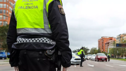 Fotografía de archivo de un agente de la Policía Local de València, a 24 de marzo de 2020.