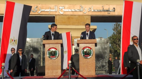 Imagen del primer ministro belga, Alexander De Croo, junto a Pedro Sánchez, en una conferencia de prensa en el cruce fronterizo de Rafah con la Franja de Gaza, en Egipto, el 24 de noviembre de 2023.