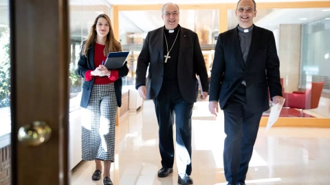 El secretario general de la Conferencia Episcopal Española, César García Magán, junto a la directora de la oficina de Transparencia, Ester Martín, y José Txobera a su llegada a la presentación de la Memoria de actividades de la Iglesia 2022