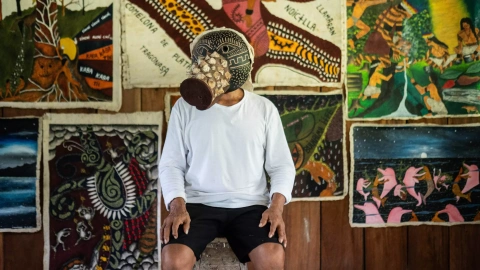 Santiago Yahuarcani amb màscara al seu taller a Pebas, Perú.