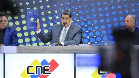 Nicolás Maduro anuncia el referéndum venezolano por el dominio del Esequibo, a 4 de diciembre de 2023, en Caracas.